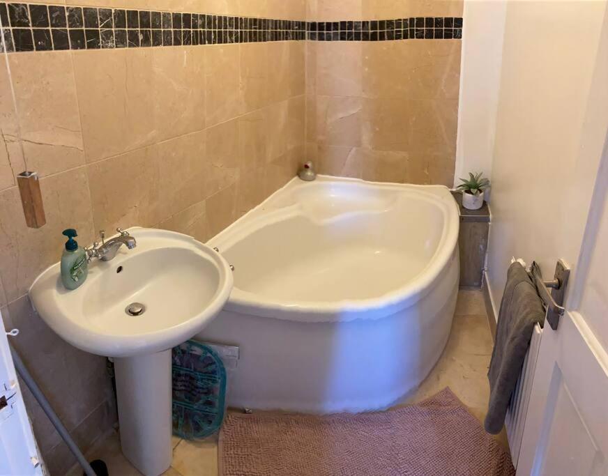 3 Double Bedroomed Flat, Acton. London, Uk Exteriör bild