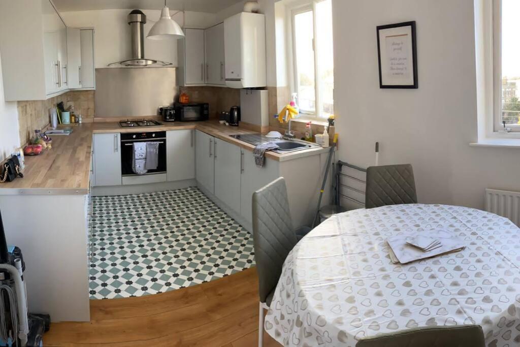 3 Double Bedroomed Flat, Acton. London, Uk Exteriör bild